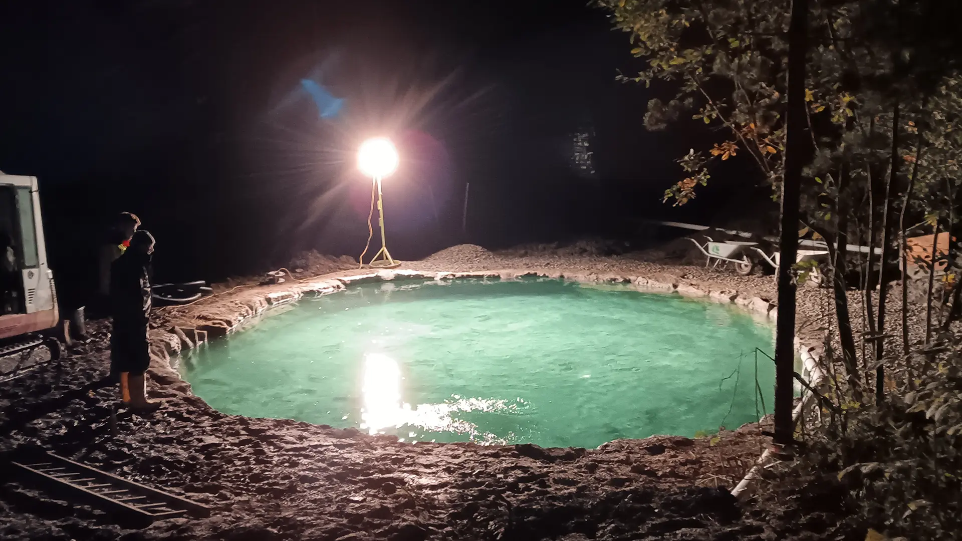Zufriedener Blick in das neu renovierte Becken RamschwagSaibling aus Naturstein nahe Liechtenstein